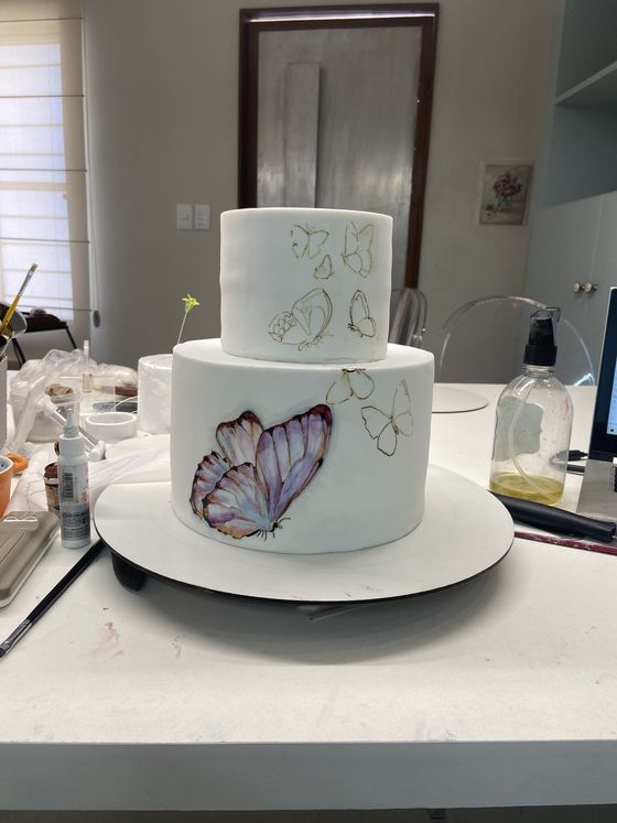 Bolo pintado à mão por Sandra Gonzaga